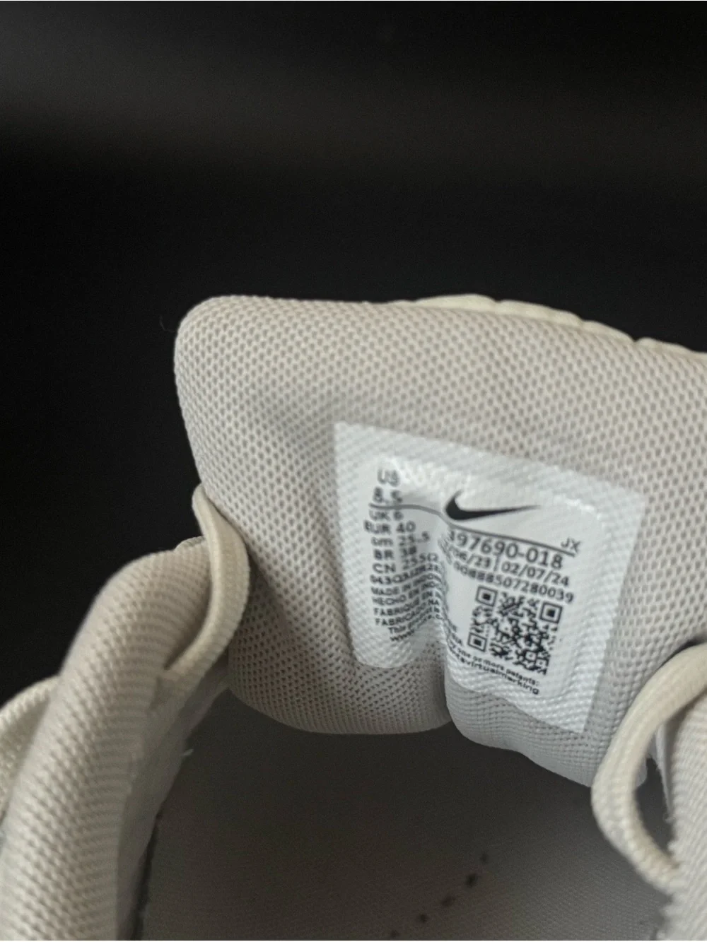 Nike  Air Max women size 8.5 Sneakers  sport shoes in Beige